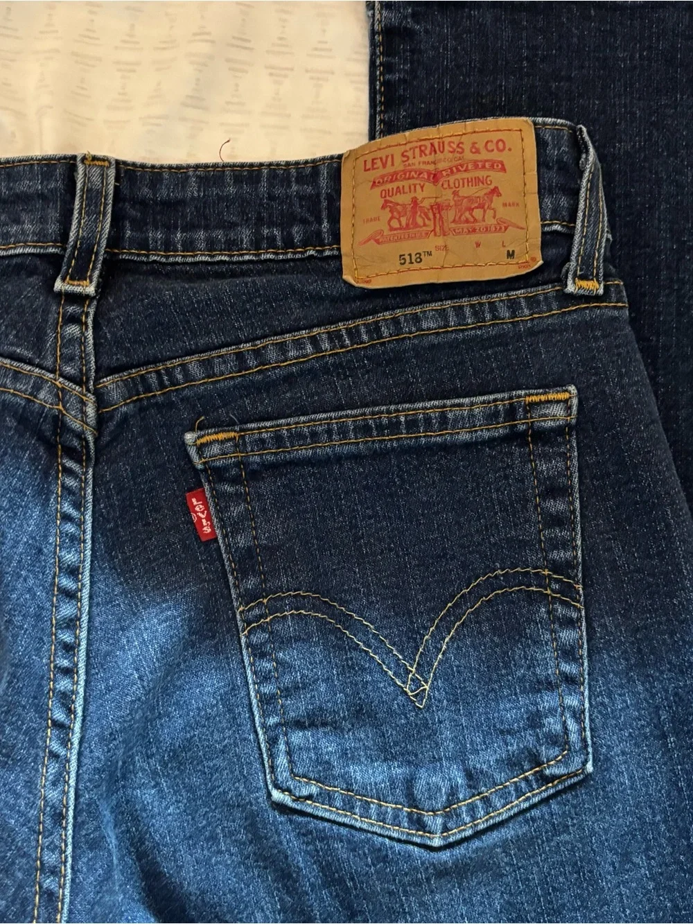 Y2K Lowrise Levi's 518 Straight Dark Blue Jeans with Signature Red Tab - Picture 2 of 6